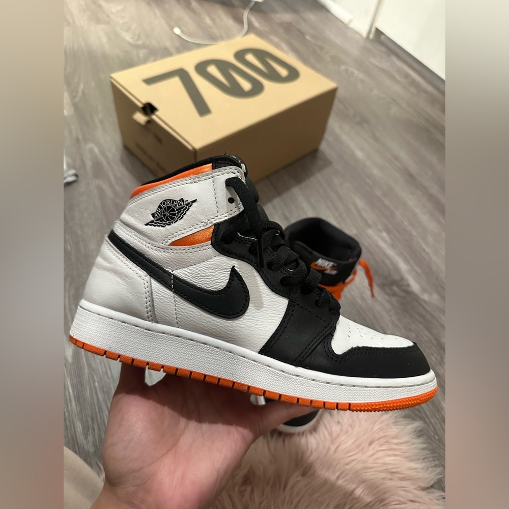 Jordan 1 OG “Electro Orange” Size 6.5Y